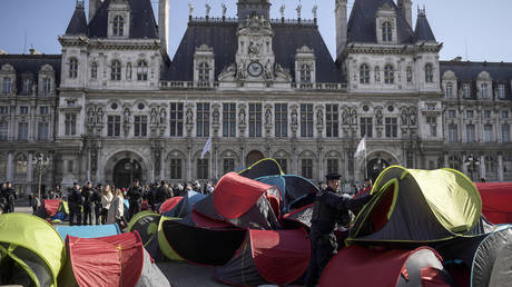 Paris’te polis göçmenlerin ‘onurlu barınma hakkı’ talebiyle gerçekleştirdiği çadır kurma eylemine saldırdı