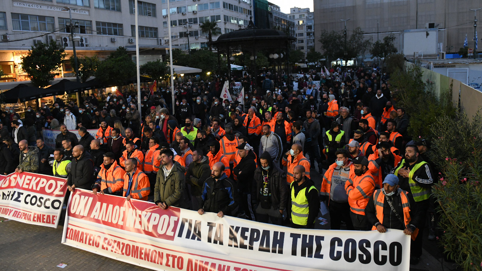 Pire Limanı’nda yaşanan iş cinayetinin ardından başlayan grev “yasa dışı” ilan edilmesine rağmen sürüyor