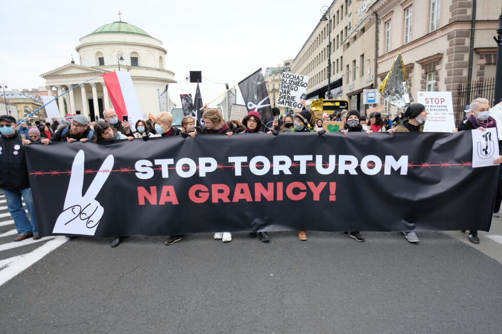 Polonya-Belarus sınırındaki göçmenlerin geri itilmesine karşı Varşova’da binlere kişi sokağa çıktı