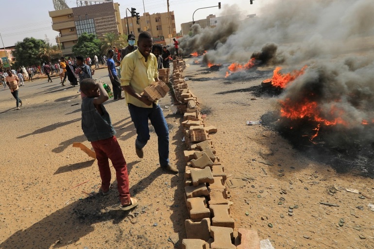 Sudan’da askeri darbeye karşı halk sokağa çıktı: Askerler eylemcilere ateş açıyor