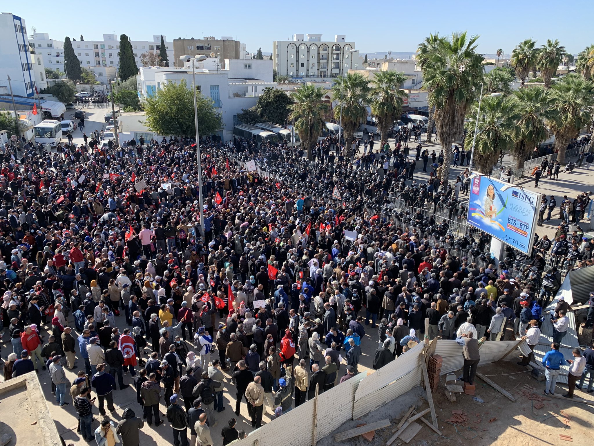 Tunus’ta binlerce kişi Cumhurbaşkanı tarafından askıya alınan parlamentonun yeniden göreve başlaması talebiyle sokağa çıktı