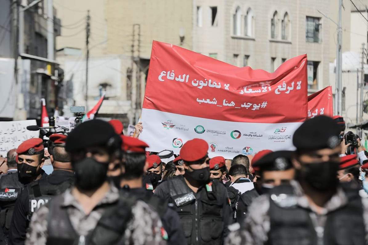 Ürdün’de hükümetin ekonomi politikalarına ve Ulusal Savunma Yasası’na karşı yüzlerce kişi sokağa çıktı