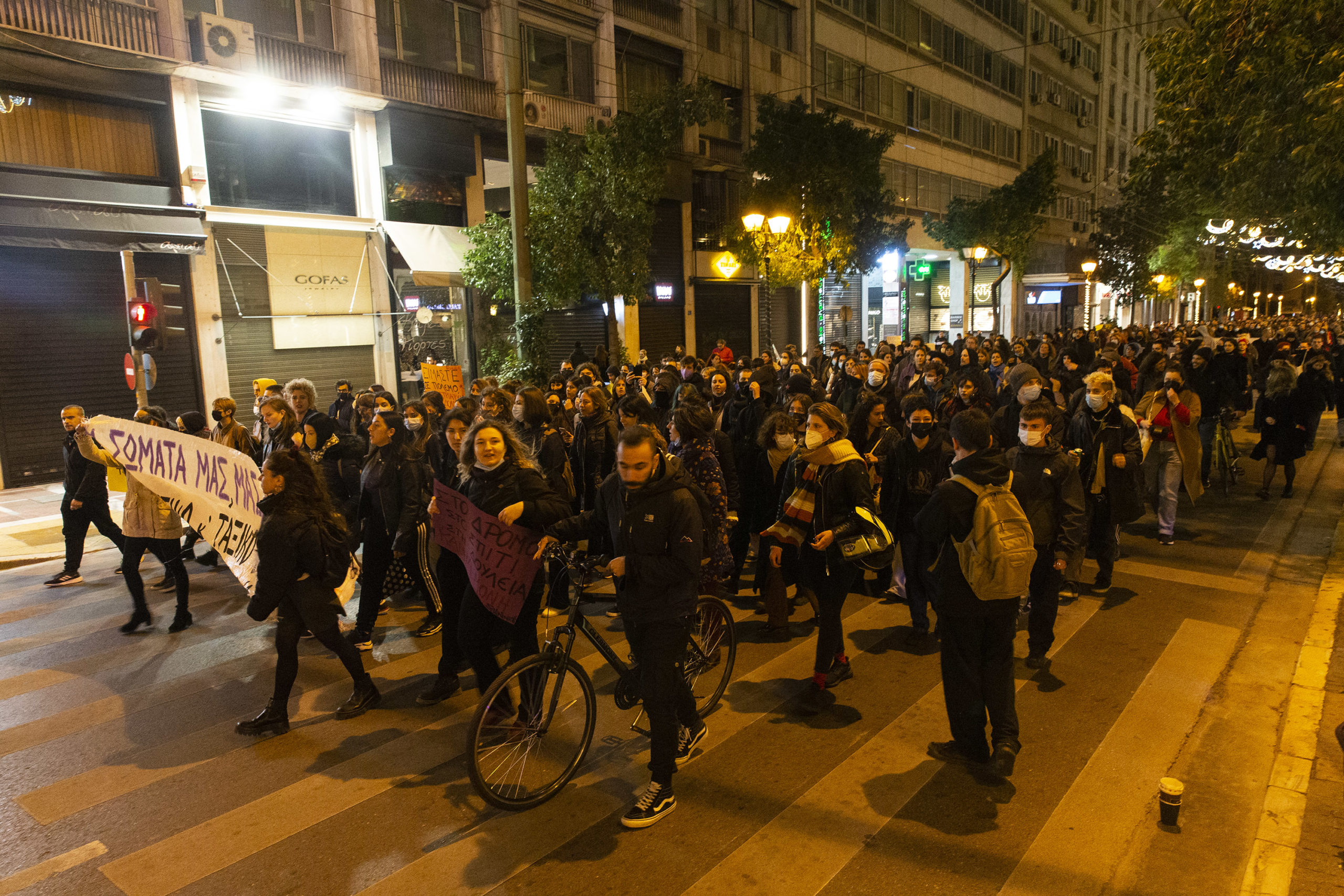 Yunanistan’da kadın cinayetlerine karşı yüzlerce kadın sokağa çıktı: Bu gece eve dönmezsem, şehri yakın!