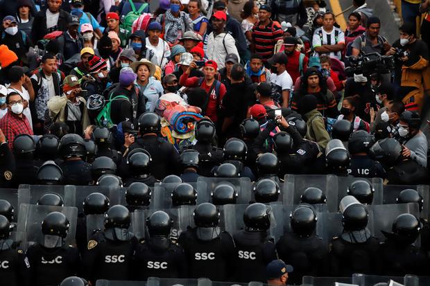 Meksika’dan ABD’ye ilerleyen göçmen kervanı Mexico City’de polisle çatıştı