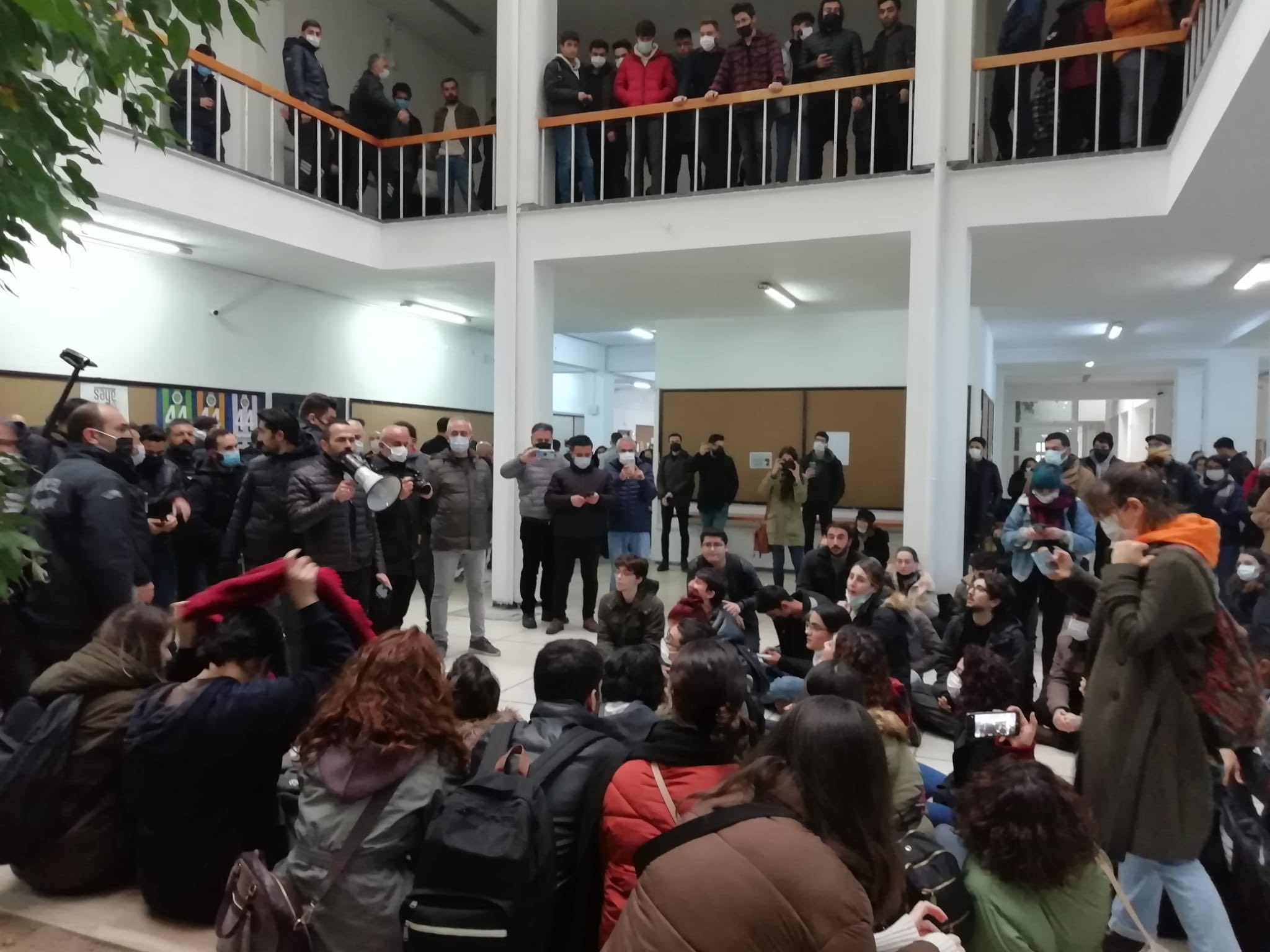 Ankara Üniversitesi’nde öğrencilerin derinleşen ekonomik krize karşı düzenlediği foruma ÖGB ve polisler saldırdı