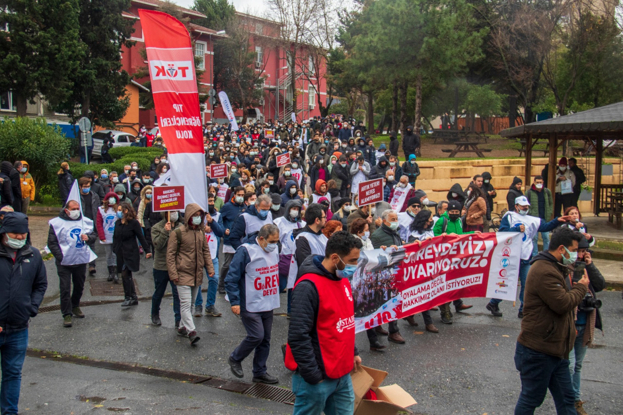 Sağlık emekçileri Türkiye’nin her yerinde bir günlük grev gerçekleştirdi