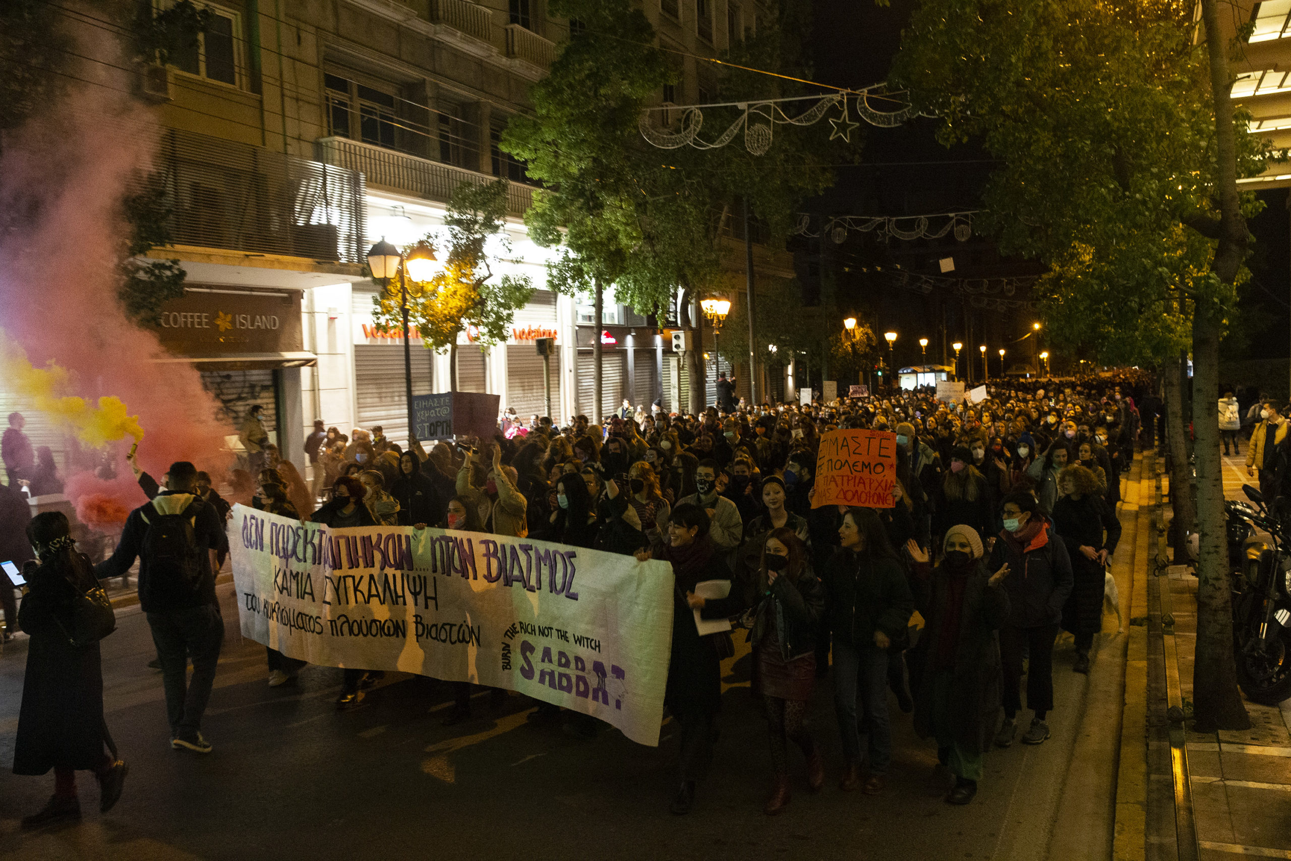 Atina’da binlerce kadın 24 yaşındaki kadına tecavüz soruşturmasının üstünün kapatılmaması için sokağa çıktı: Patriyarkaya, devlete ve sermayeye karşı sana inanıyorum kız kardeşim