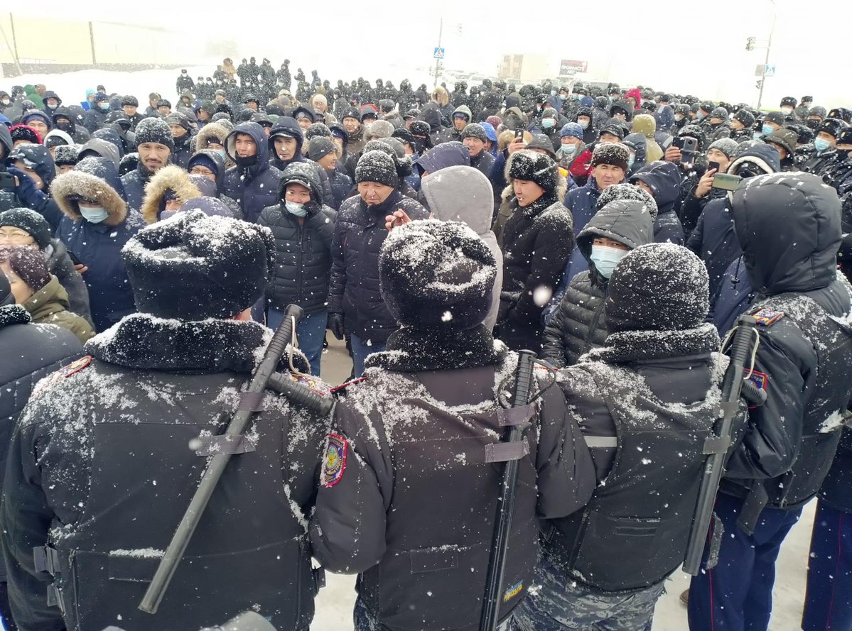 Kazakistan’da doğalgaz zammına karşı on binlerce kişi sokağa çıktı ve kitle grevleri patlak verdi