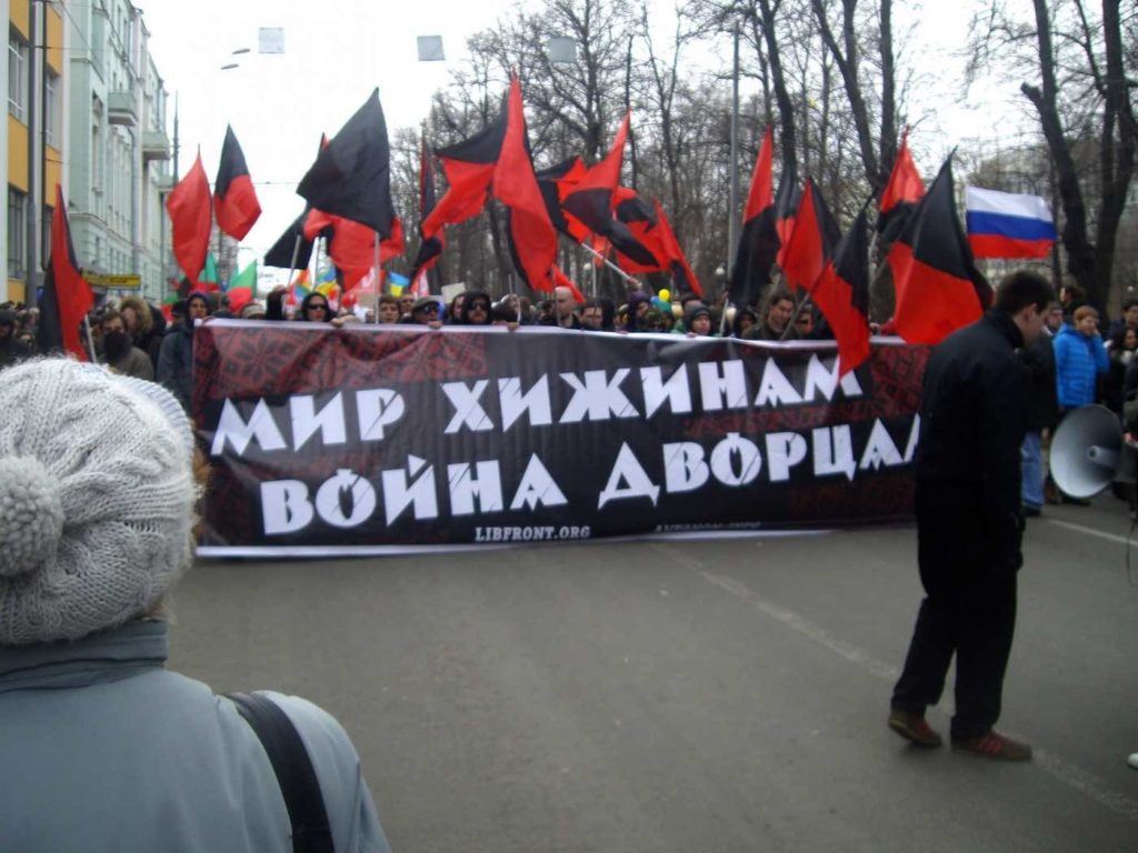 Moskova, 2014: Anarşistler Rus saldırganlığına karşı yürüyor.
