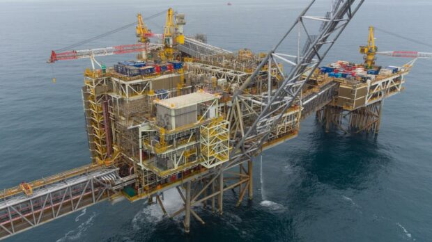Kuzey Denizi’ndeki açık deniz tesislerinde çalışan işçiler fiili greve başladı